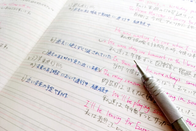ノートに書かれたカラフルな数学の解答