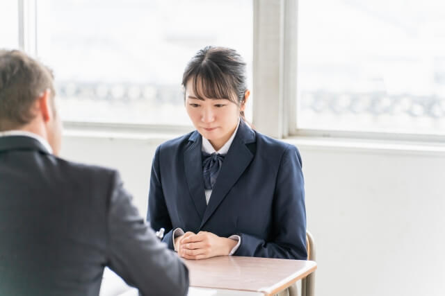 面接で質問を受ける女子学生