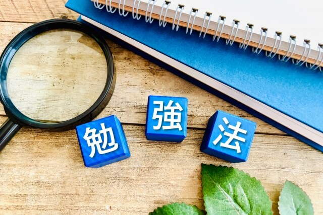 机の上にある勉強用の道具と植物