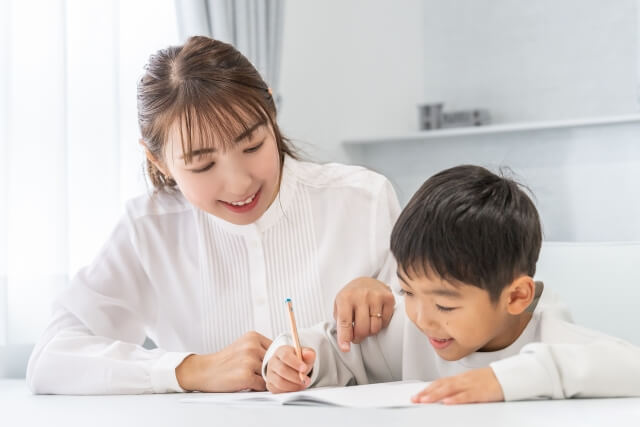 優しく勉強を教える女性と男の子