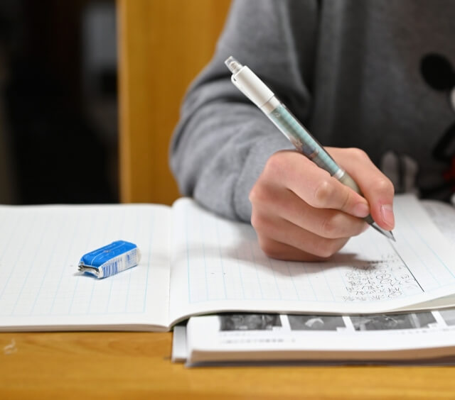 ノートにメモを取る若い学生